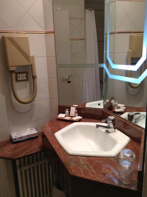 Le Grand Hotel Saint-Quentin  Room photo