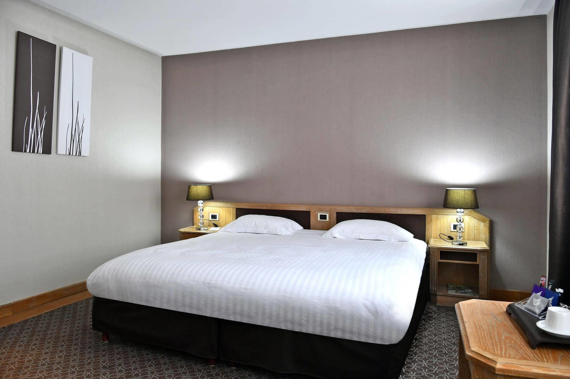 Le Grand Hotel Saint-Quentin  Exterior photo